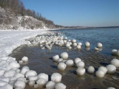 Ледяные шары на берегу Оби